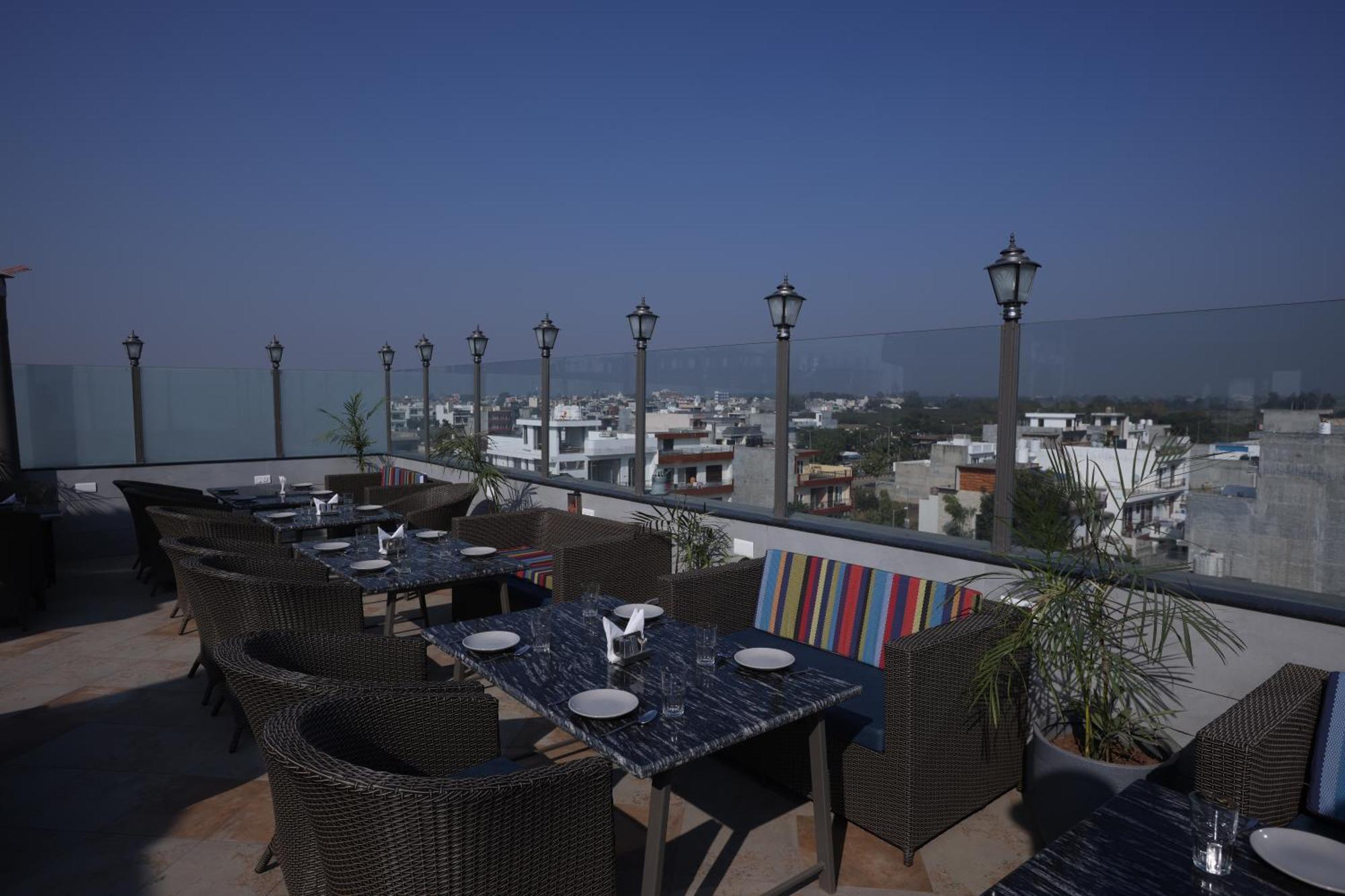 Hiraya Hotels Mohali Eksteriør billede
