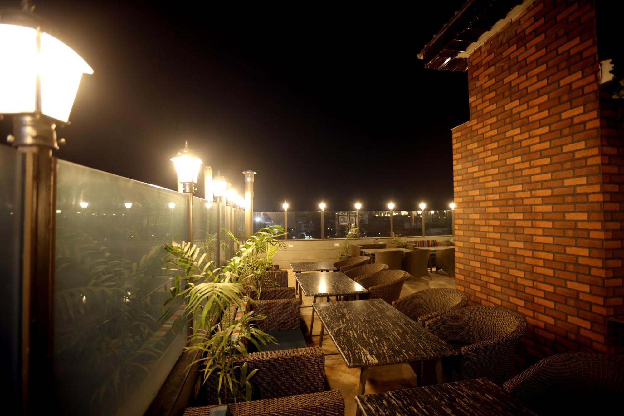 Hiraya Hotels Mohali Eksteriør billede